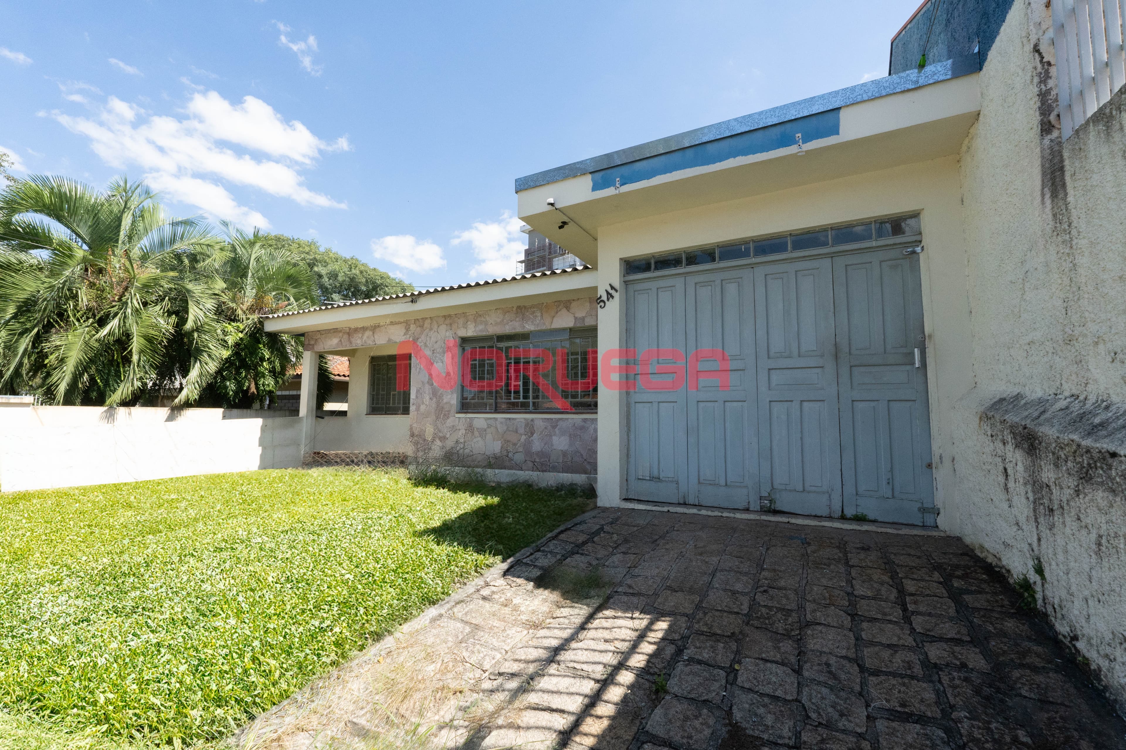 Excelente oportunidade de locação: Casa comercial com 5 salas, 3 banheiros, 1 vaga de garagem e 200m² em Bacacheri, Curitiba-PR!